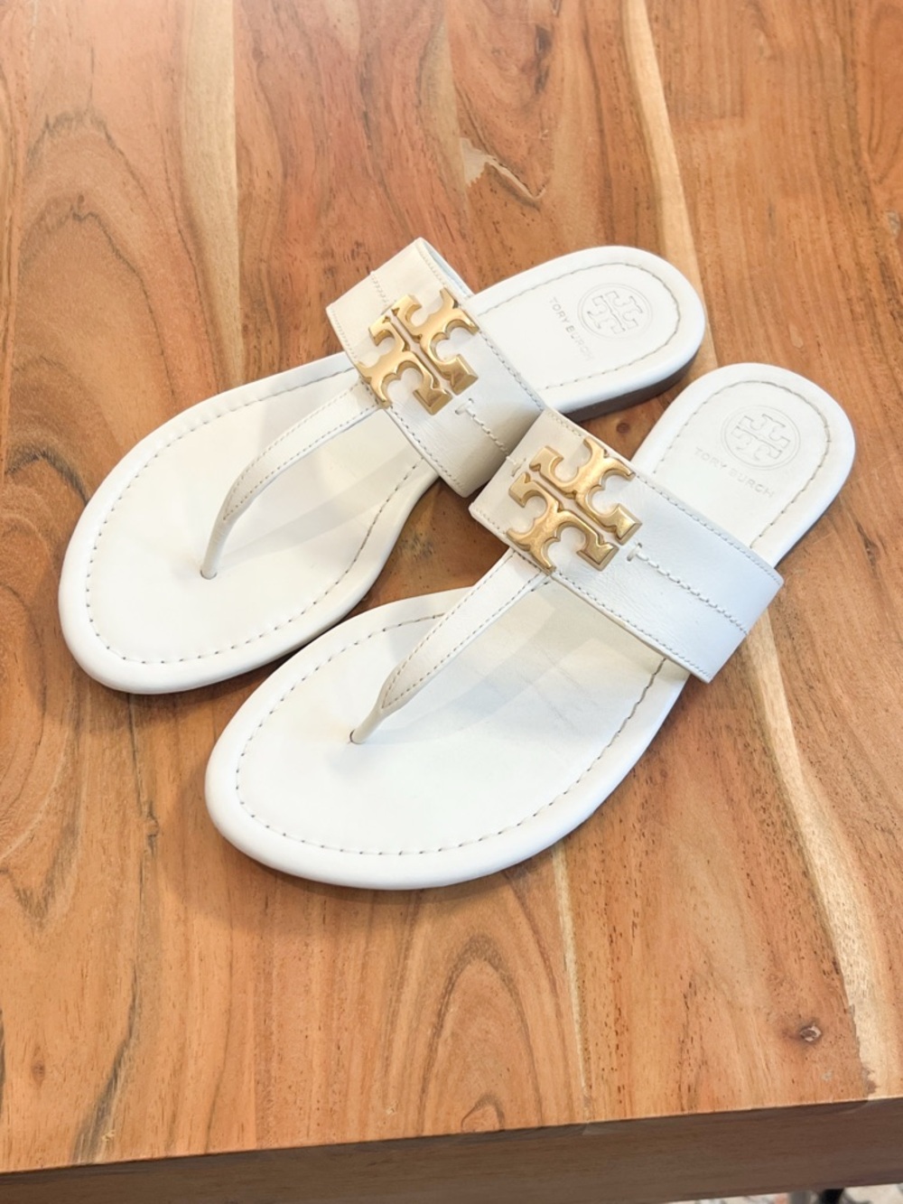 Tory Burch Everly Flat Thong sandals in white leather, Size 6
